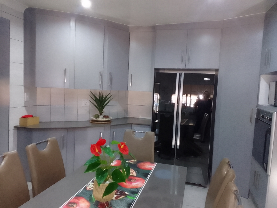 5 Bedroom Property for Sale in Geelhoutpark North West